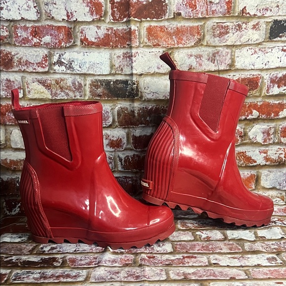Sorel Joan Rain Wedge Chelsea boots in red gloss - Picture 5 of 17